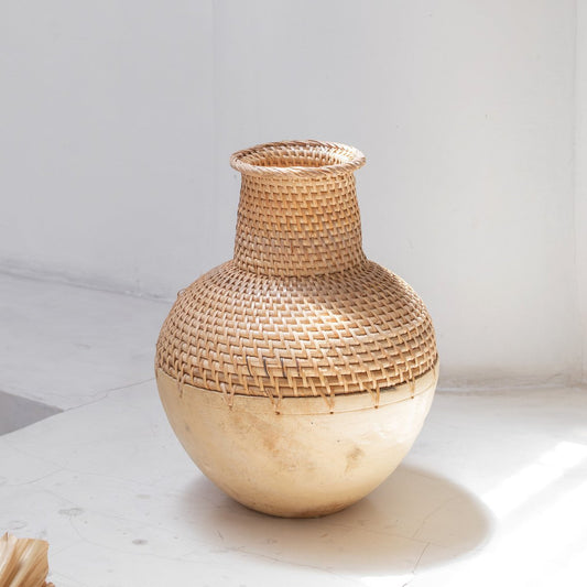 Gewebte Boho-Vase KAMARI aus Rattan und Holz