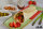 Habanero Wraps mit Hühnchen, grünem Spargel und Erdbeeren